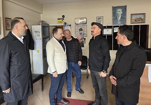 AK Parti Ardahan Milletvekili Kaan Koç, çarşıya çıkarak esnaf ve vatandaşlarla bayramlaştı