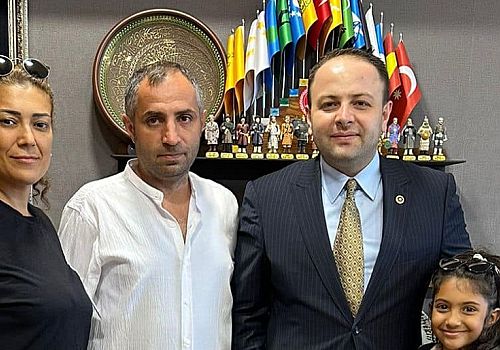 AK Parti Ardahan Milletvekili Kaan Koç, ziyaretine gelen hemşerilerini mecliste ağırladı.