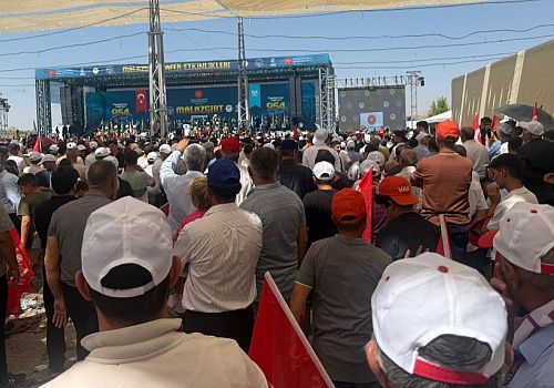 AK Parti Ardahan Teşkilatları 500 kişilik heyetle Ahlata çıkarma yaptı.