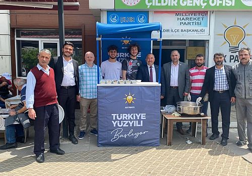 Ak Parti Çıldır İlçe Başkanlığı Muharrem ayı vesilesiyle vatandaşlara aşure ikram etti