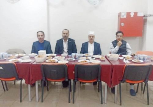 Ak Parti İl Başkanı Hakan Aydın, ifyarını Kuran Kursu'nda genç hafızlarla birlikte açtı