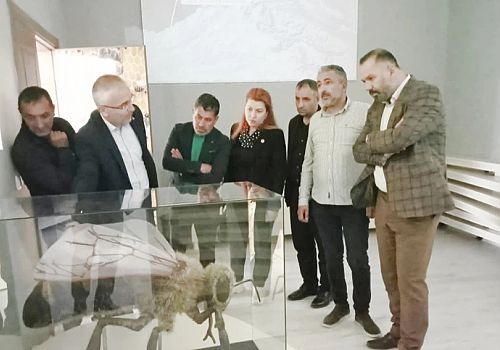 Ak Parti İl Başkanı Hakan Aydın Kafkas Arısı Üretim, Eğitim ve Gen Merkezi Müdürlüğünü ziyaret etti.