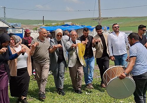 AK Parti Kadın Kolları Başkanı Gülten Özdemir, köy köy gezerek gönüllere dokunmaya devam ediyor