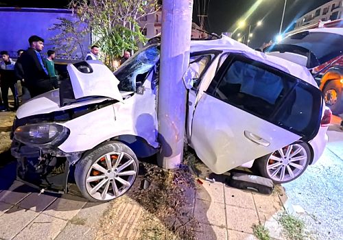 Aksaray’da feci kaza: Otomobil elektrik direğine saplandı, 2 kişi ağır yaralı