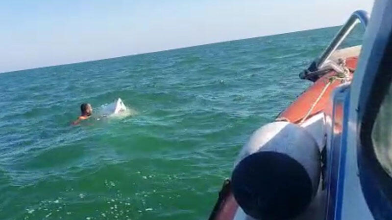 Alabora olan teknedeki 3 kişi yüzerek kurtuldu, 1 kişi botla kurtarıldı