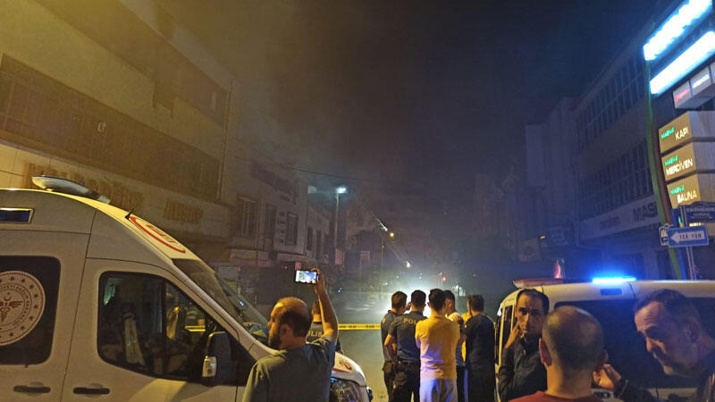 Ankara Altındağ'da bir parke dükkanında yangın çıktı