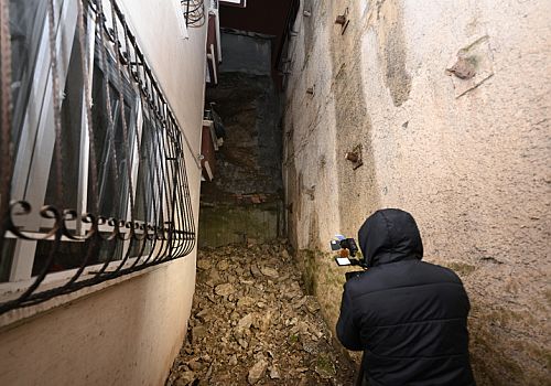 Ankara’da istinat duvarı çöktü: Apartman boşaltıldı, vatandaşlar 3 gündür evlerine giremiyor