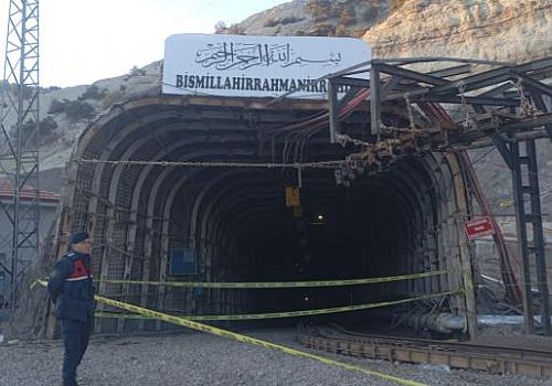 Ankara'nın Beypazarı ilçesinde maden ocağında meydana gelen göçükte 1'i ağır 13 işçi yaralandı