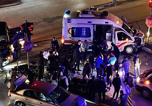 Antalya'nın Serik ilçesinde ambulans ile otomobil çarpıştı