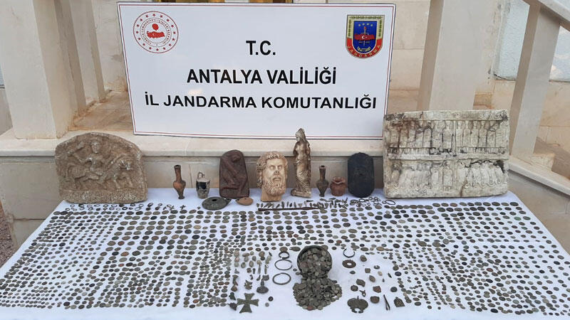 Antalya'da 2 bin 712 parça tarihi eser ele geçirildi
