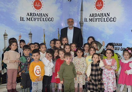 Ardahan 4-6 Yaş Kur’an Kursu öğrencileri, hazırladıkları yardım kolilerini ve harçlıklarını Gazze'ye gönderdi.