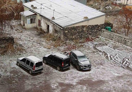Ardahan'a Nisan'da kar sürprizi: Sürücüler zor anlar yaşadı