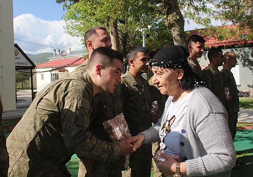 Ardahan Aile ve Sosyal hizmetler İl Müdürü Mahmut Çetinkaya ile huzurevi sakinleri, askerleri ziyaret etti.