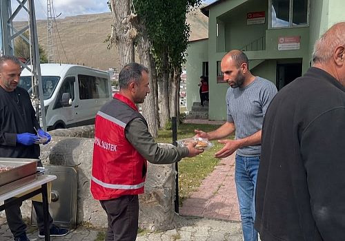 Ardahan Aile ve Sosyal Hizmetler Müdürlüğü Ekibinden Bağdeşen Köyü’nde Vatandaşlara Helva İkramı