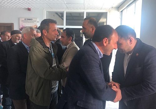 Ardahan AK Parti de Kurban Bayramı dolayısıyla geleneksel bir bayramlaşma programı düzenledi.