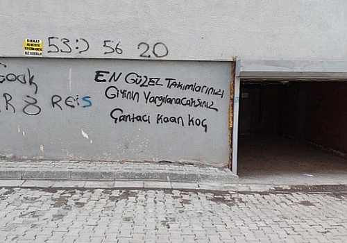 Ardahan Ak Parti Milletvekili Adayı Kaan Koç tan Evinin karşısındaki binanın duvarına yazılan yazılar için açıklama