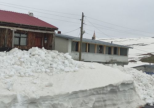 Ardahan-Artvin arasındaki Bülbülan Yaylası, mayıs ayı sonunda metreleri aşan kar kalınlığıyla dikkati çekiyor