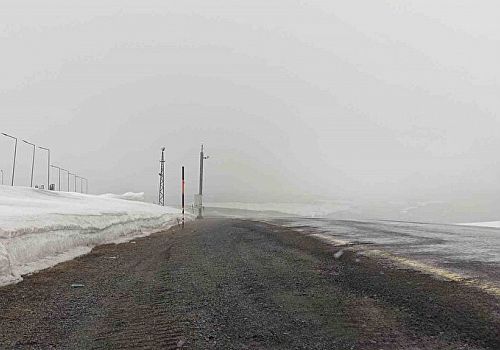 Ardahan-Artvin karayolu Sahara Geçidi'nde Nisan ayının son günlerinde kar yağışı etkili oldu
