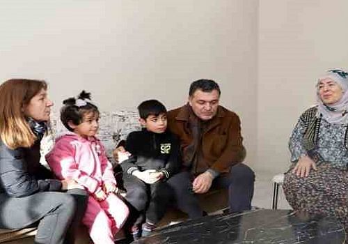 Ardahan Belediye Başkanı Demir, depremzede ailelerin ziyaret etti 