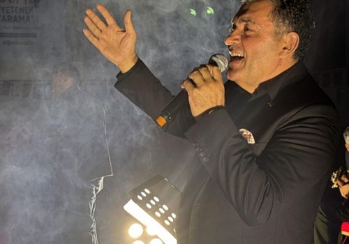 Ardahan Belediye Başkanı Faruk Demir, Cumhuriyet Bayramı dolasıyla sahneye çıkıp türkü söyledi