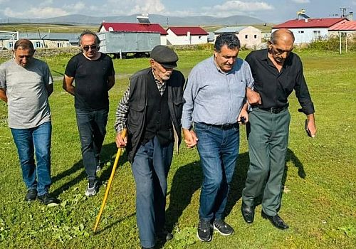 Ardahan Belediye Başkanı Faruk Demir, doğduğu ve ilk okul yıllarını geçirdiği köyünü ziyaret etti.