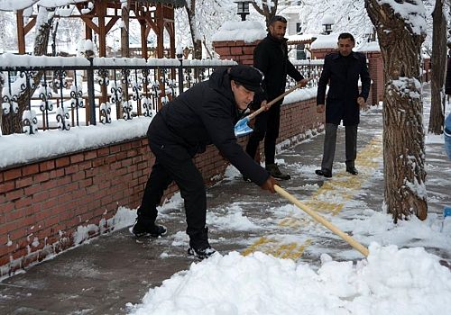 Ardahan Belediye Başkanı Faruk Demir, işçilerle kar temizledi