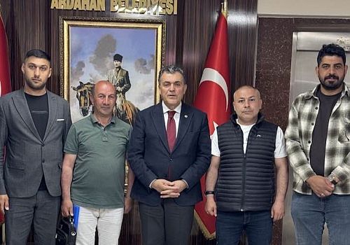 Ardahan Belediye Başkanı Faruk Demir, mahalle muhtarlarıyla makamında bir araya geldi.