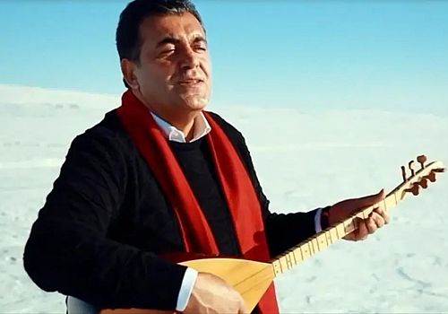 Ardahan Belediye Başkanı Faruk Demir Mehmet Emmi adlı şarkısına buzla kaplı Çıldır Gölü üzerinde klip çekti.