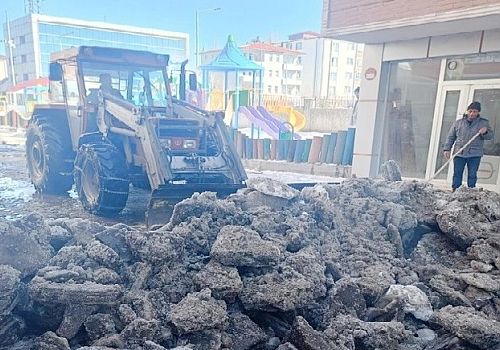 Ardahan Belediyesi, cadde ve sokaklarda kar ve buz temizliği çalışmalarına hız verdi