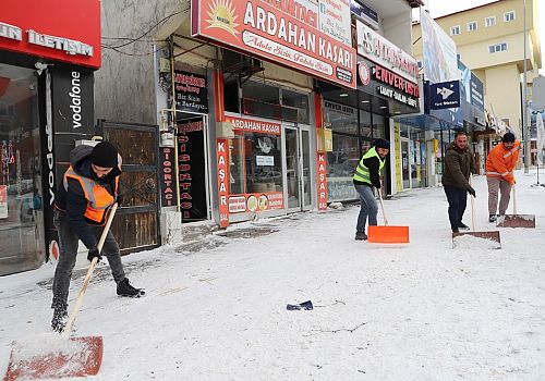 Ardahan Belediyesi Ekipler  şehir genelinde yoğun bir kar temizleme çalışması gerçekleştiriyor.