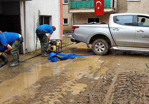 Ardahan Belediyesi, ekiplerini Artvin'deki sel bölgesine görevlendirdi