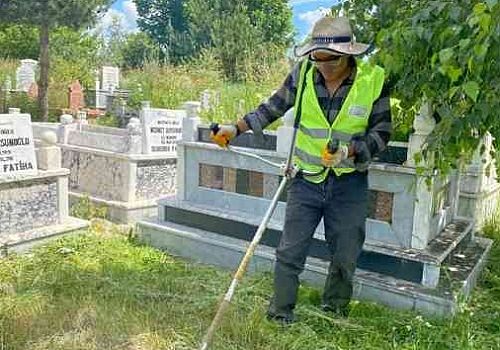 Ardahan Belediyesi mahalle mezarlıklarında temizlik çalışması başlattı