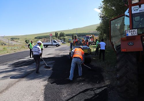 Ardahan Belediyesi şehir merkezi ve Mahaale deki bozuk  yollara yönelik kapsamlı çalışma başlattı.