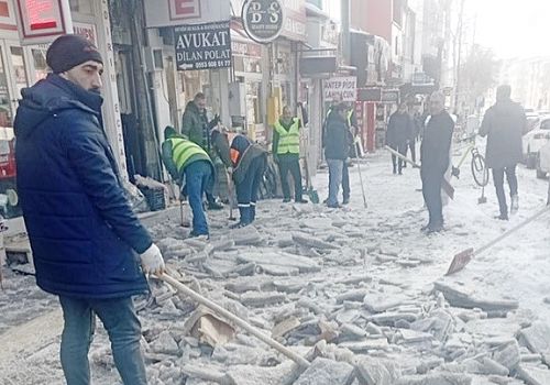 Ardahan Belediyesi, Sokak ve Kaldırımlarda buz temizleme çalışmalarını sürdürüyor
