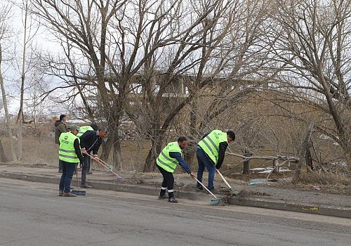 Ardahan Belediyesi Temizlik İşleri Müdürlüğü ekipleri kapsamlı bir bahar temizliği seferberliği başlattı.