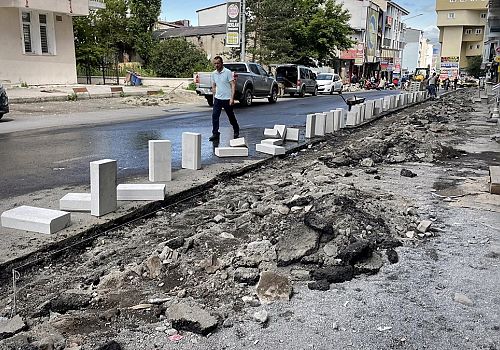 Ardahan Belediyesi yol ve kaldırımlarda yenileme çalışması başlattı