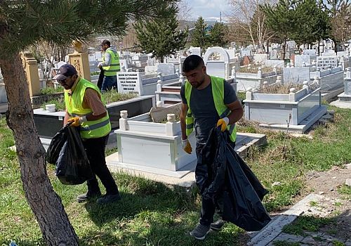 Ardahan Belediyesinden Bayram Öncesi Mezarlıklarda Temizlik 