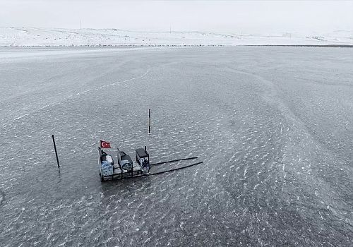 Çıldır Gölü, soğuk hava nedeniyle kısmen donarak ziyaretçilerini ağırlıyor.
