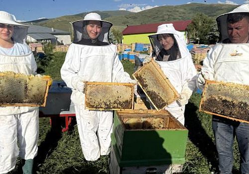 Ardahan çiçek balının bu sezon kovandan sofraya kadın eliyle yolculuğu başladı