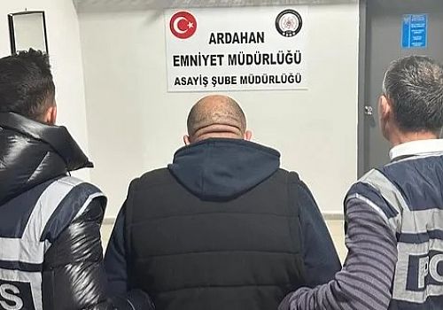 Ardahan da 12 yıl kesinleşmiş hapis cezası bulunan T. E yakalanarak adliye sevk edildi