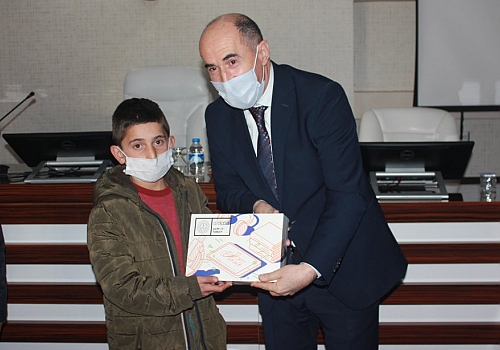 Ardahan'da 160 öğrenciye tablet dağıtıldı