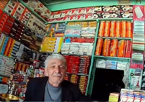 Ardahan'da 1968 yılından beri bakkal işleten Cengiz Amca'yı jandarma ekipleri ziyaret etti.