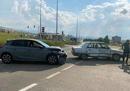 Ardahan'da 2 otomobil çarpışması sonucu 5 kişi yaralandı