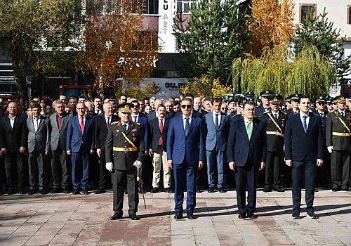 Ardahan’da 29 Ekim Cumhuriyet Bayramı Çelenk Töreniyle Başladı