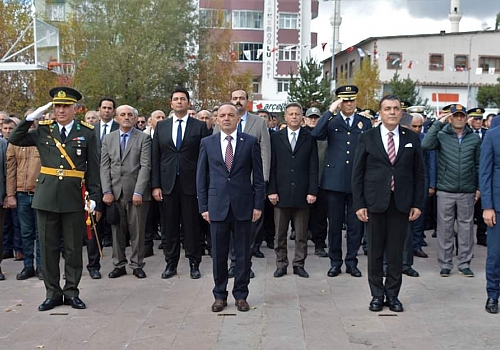 Ardahan da 29 Ekim Cumhuriyet Bayramı kutlama  kapsamında, çelenk sunma töreni düzenlendi.