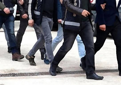 Ardahan'da 8 düzensiz göçmen yakalandı, 2 şüpheli gözaltına alındı