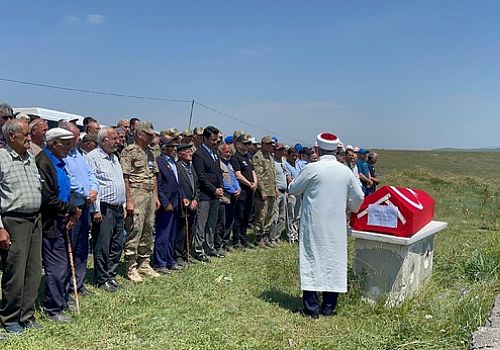 Ardahan'da 93 yaşında hayatını kaybeden Kore gazisi Faik Alptekin'in cenazesi toprağa verildi