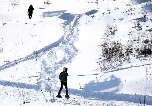 Ardahan'da açılan Yalnızçam Kayak Merkezi, hafta sonu kayakseverlerle doldu