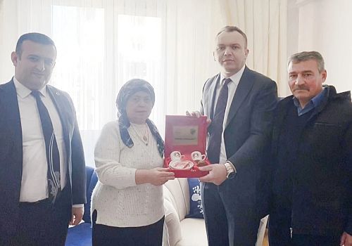 Ardahan’da, Aile Yılı etkinlikleri kapsamında Ardahan Vali Yardımcısı Yakup Papaker örnek aileyi ziyaret etti 