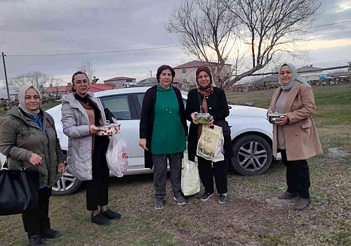 Ardahan da AK kadınlar evlerinde hazırladıkları yemekleri ihtiyaç sahipleriyle paylaşıyor
